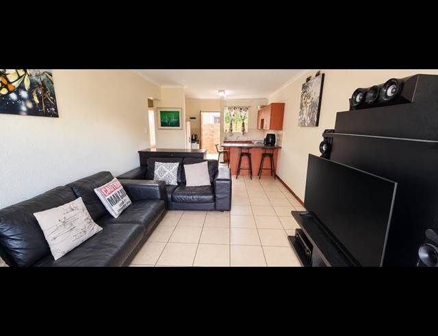 3 BEDROOM TOWNHOUSE FOR SALE IN HEUWELSIG ESTATE